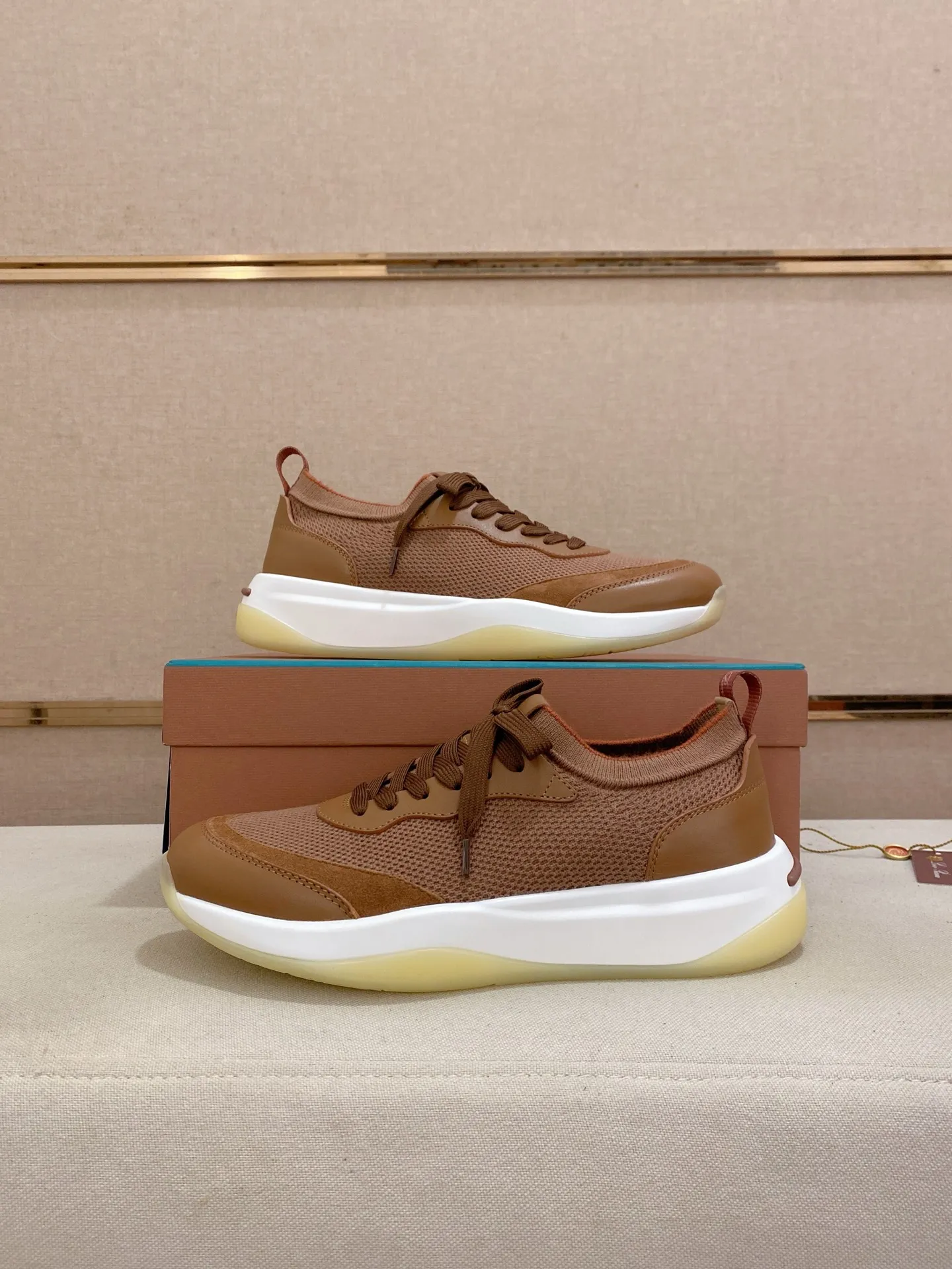 Men's shoes💰: 540💰🔥𝐥𝐨𝐫𝐨 𝐏𝐢𝐚𝐧𝐚 lp classic loafers, an Italian treasure brand, the only brand that can match Hermès! Only after wearing it do we realize that we can’t live up to our feet. The upper is made of imported first-layer cowhide with breathable fly-knit fabric, water-dyed cowhide foot pads, and the official original glass rubber outsole and pendant. Exclusive original packaging (tag ➕ brand paper ➕ outer box ➕ hand bag) code number: 38-44. Can be customized 45-46